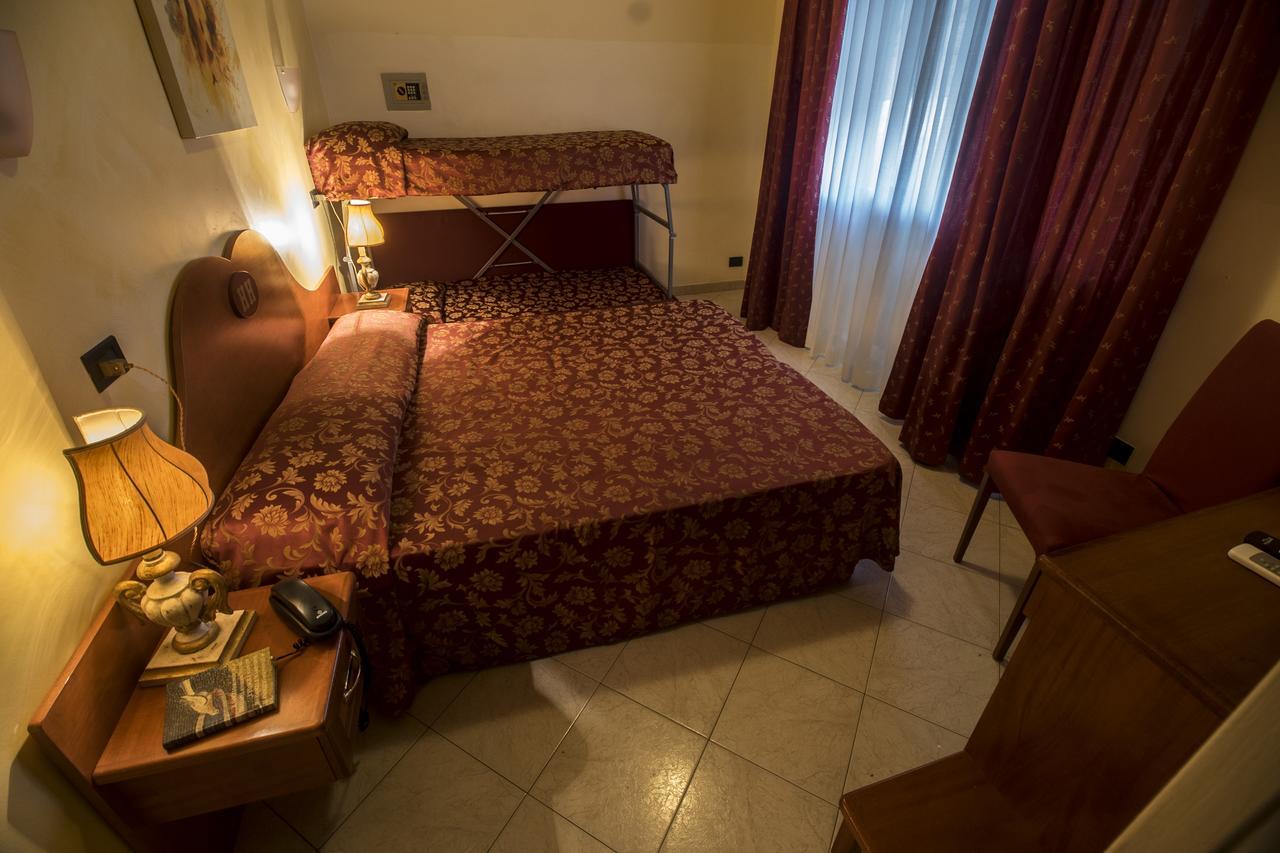 Hotel Herve Marina di Massa Exterior photo